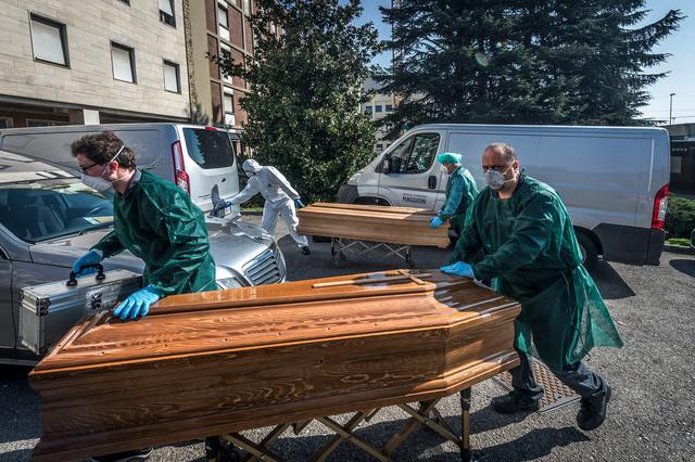 意大利殡仪馆内密密麻麻摆满了待火化棺材，被迫停止接收新棺材