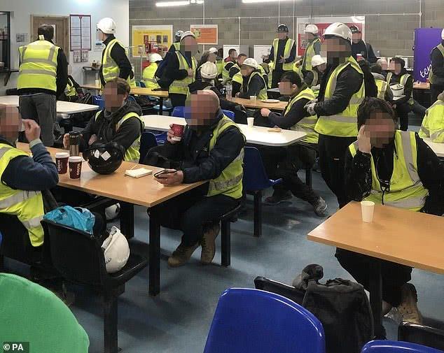 英国上百名建筑工人挤在食堂里吃饭，工人无奈：不去上班就没工资