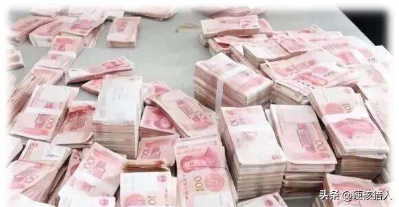 在越南大街上，为什么摆放成堆的人民币？游客：不担心被抢吗？
