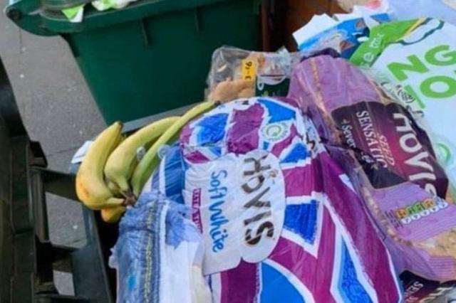 英国超市抢购潮的后遗症来了：大量食物被浪费，直接扔进了垃圾桶