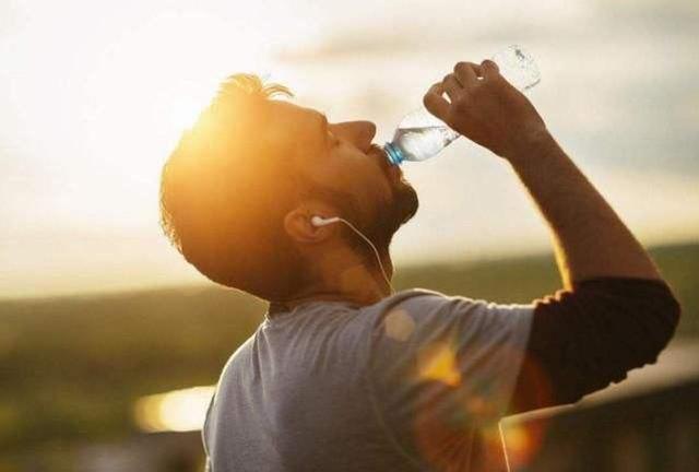 水喝的越多对肾越好？医生：叫你多喝水不是这么喝