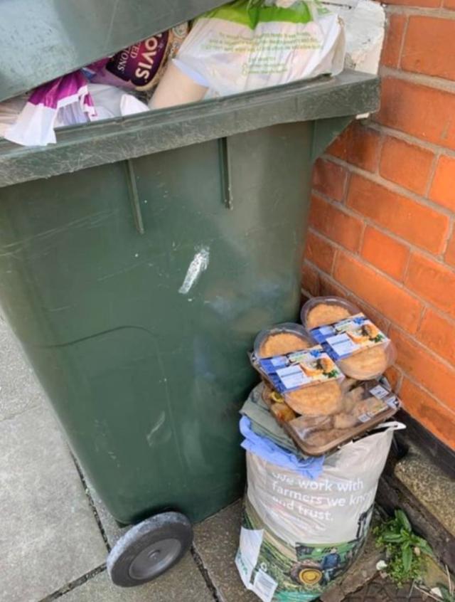 英国疯狂购物潮过后，街头垃圾桶堆满未拆封的过期食物