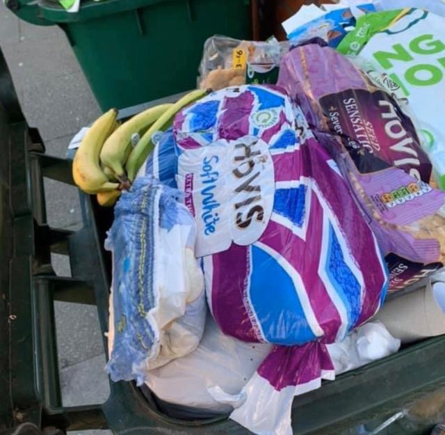 英国疯狂购物潮过后，街头垃圾桶堆满未拆封的过期食物