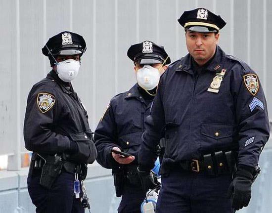 大批护士含泪辞职，五分之一警察请假，纽约民众被迫抢购枪支自保